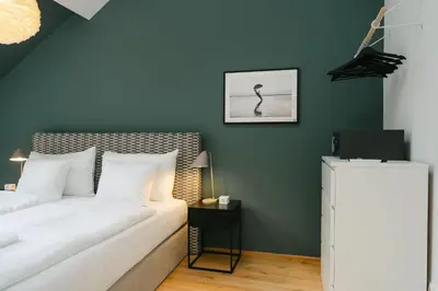 Ein Bett oder Betten in einem Zimmer der Unterkunft Modern 3BR perfect for 4-6 metro close to Naschmarkt