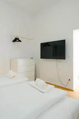 Ein Bett oder Betten in einem Zimmer der Unterkunft Neat 2BR perfect for 4 free parking