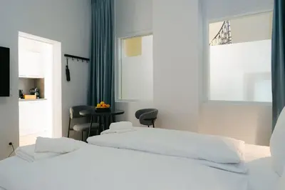 Ein Bett oder Betten in einem Zimmer der Unterkunft Neat 2BR perfect for 4 free parking