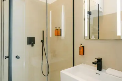 Ein Badezimmer in der Unterkunft Neat 2BR perfect for 4 free parking