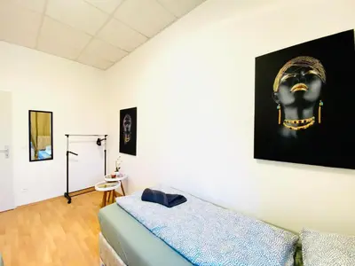 Grundriss der Unterkunft Spacious 5-Bedroom Apartment for 11 Near Train Station