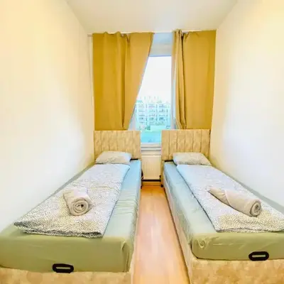 Spacious 5-Bedroom Apartment for 11 Near Train Station