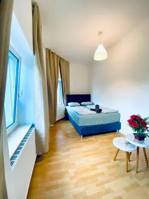 Ein Bett oder Betten in einem Zimmer der Unterkunft Private Rooms in Comfortable 4-Bedroom Apartment