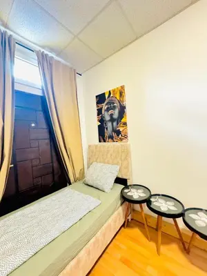 Ein Bett oder Betten in einem Zimmer der Unterkunft Simple Two Private Rooms with Shared Living Area in Vienna