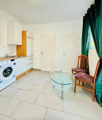 Küche/Küchenzeile in der Unterkunft Simple Two Private Rooms with Shared Living Area in Vienna
