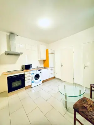 Küche/Küchenzeile in der Unterkunft Simple Two Private Rooms with Shared Living Area in Vienna