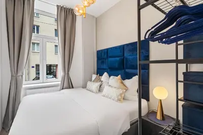 Ein Bett oder Betten in einem Zimmer der Unterkunft dreamfactory Residence - Westside