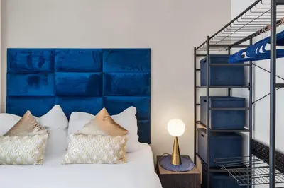 Ein Bett oder Betten in einem Zimmer der Unterkunft dreamfactory Residence - Westside