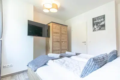 Ein Bett oder Betten in einem Zimmer der Unterkunft 9 Min to Center, Modern 1BR & 1LR Apt with Balcony & Smart TV