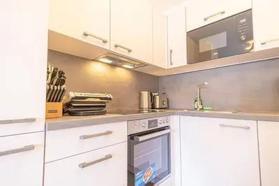 Küche/Küchenzeile in der Unterkunft 9 Min to Center, Modern 1BR & 1LR Apt with Balcony & Smart TV