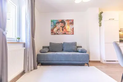 Ein Sitzbereich in der Unterkunft 9 Min to Center, Modern 1BR & 1LR Apt with Balcony & Smart TV