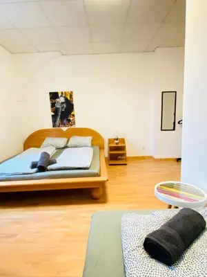 Ein Bett oder Betten in einem Zimmer der Unterkunft Simple Private Rooms in 3-Bedroom Apartment Near Train Station