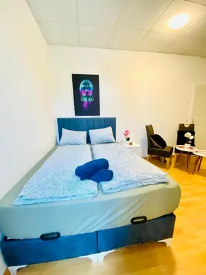 Ein Bett oder Betten in einem Zimmer der Unterkunft Simple Private Rooms in 3-Bedroom Apartment Near Train Station
