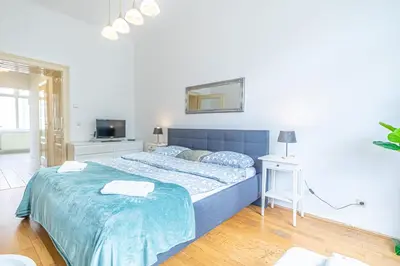 Ein Bett oder Betten in einem Zimmer der Unterkunft Stylish 1BR Apartment in Vienna, City Center