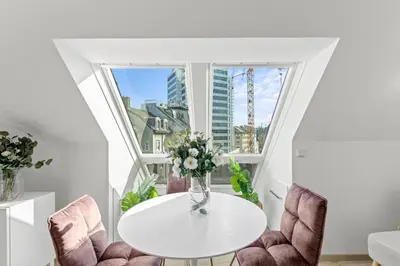 Ein Sitzbereich in der Unterkunft Modern City-View Stay in the Heart of Vienna