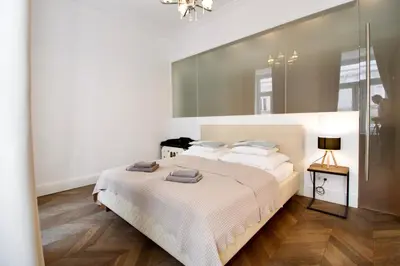 Ein Bett oder Betten in einem Zimmer der Unterkunft Urban Oasis in Neubau with Cozy Fireplace