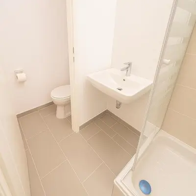 Ein Badezimmer in der Unterkunft UrbanStay 2