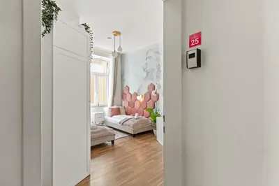 Ein Bett oder Betten in einem Zimmer der Unterkunft Elegant Room Near Prater & City Center