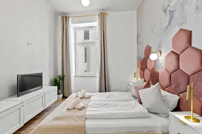 Ein Bett oder Betten in einem Zimmer der Unterkunft Elegant Room Near Prater & City Center