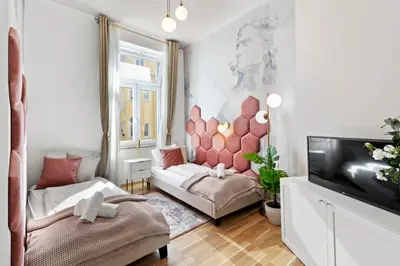 Ein Bett oder Betten in einem Zimmer der Unterkunft Elegant Room Near Prater & City Center