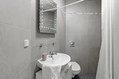 Ein Badezimmer in der Unterkunft Elegant Room Near Prater & City Center