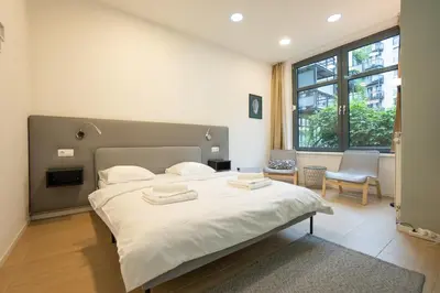 Ein Bett oder Betten in einem Zimmer der Unterkunft Comfort Studio with Queen-Size Bed, Self Check-in K1