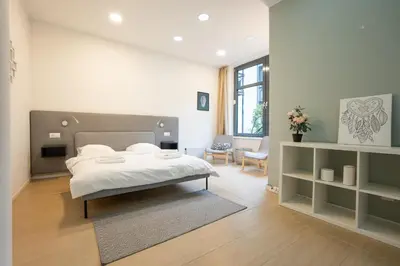 Ein Bett oder Betten in einem Zimmer der Unterkunft Comfort Studio with Queen-Size Bed, Self Check-in K1