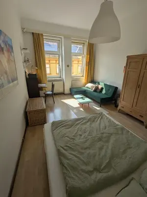 Ein Bett oder Betten in einem Zimmer der Unterkunft Cosy room in shared apartment with balcony