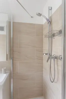 Ein Badezimmer in der Unterkunft #LiveLikeALocal Nestroyplatz Apartment near center