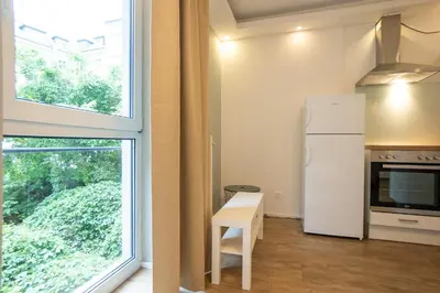 Küche/Küchenzeile in der Unterkunft Urban Studio with Queen-Size Bed, Self Check-in K2