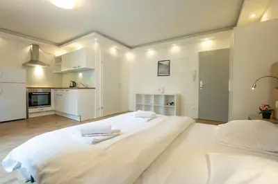 Ein Bett oder Betten in einem Zimmer der Unterkunft Urban Studio with Queen-Size Bed, Self Check-in K2