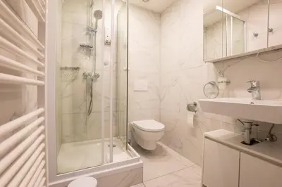 Ein Badezimmer in der Unterkunft Urban Studio with Queen-Size Bed, Self Check-in K2
