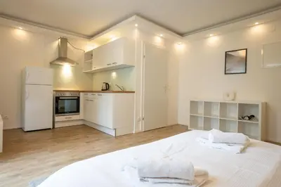 Küche/Küchenzeile in der Unterkunft Urban Studio with Queen-Size Bed, Self Check-in K2