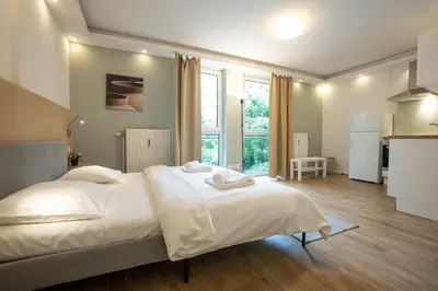 Ein Bett oder Betten in einem Zimmer der Unterkunft Urban Studio with Queen-Size Bed, Self Check-in K2