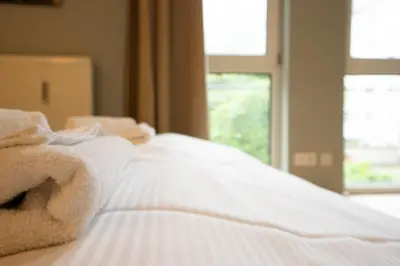Ein Bett oder Betten in einem Zimmer der Unterkunft Stay Well Studio with Queen-Size K3