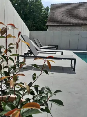 Der Swimmingpool an oder in der Nähe von The Moment Luxury Suites