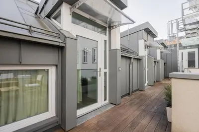 Ein Balkon oder eine Terrasse in der Unterkunft FortyPlusOne Hotel Vienna