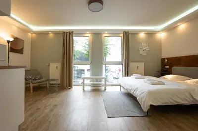 Ein Bett oder Betten in einem Zimmer der Unterkunft Modern Studio with Queen-Size Bed, Self Check-in K5
