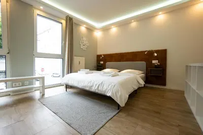Ein Bett oder Betten in einem Zimmer der Unterkunft Modern Studio with Queen-Size Bed, Self Check-in K5