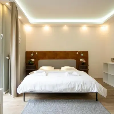 Modern Studio with Queen-Size Bed