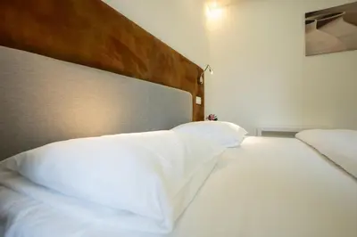 Ein Bett oder Betten in einem Zimmer der Unterkunft Modern Studio with Queen-Size Bed, Self Check-in K7