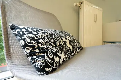Ein Bett oder Betten in einem Zimmer der Unterkunft Modern Studio with Queen-Size Bed, Self Check-in K7