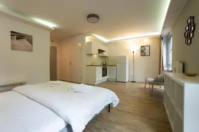 Ein Bett oder Betten in einem Zimmer der Unterkunft Modern Studio with Queen-Size Bed, Self Check-in K7