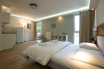 Ein Bett oder Betten in einem Zimmer der Unterkunft Modern Studio with Queen-Size Bed, Self Check-in K7
