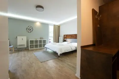 Ein Bett oder Betten in einem Zimmer der Unterkunft Modern Studio with Queen-Size Bed, Self Check-in K7