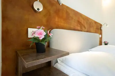 Ein Bett oder Betten in einem Zimmer der Unterkunft Modern Studio with Queen-Size Bed, Self Check-in K7