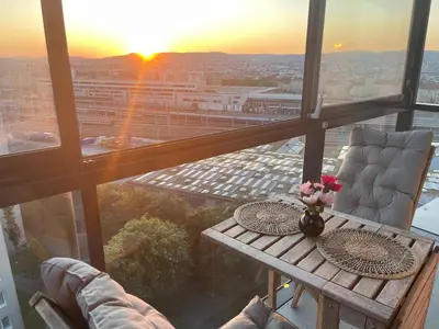 Ein Balkon oder eine Terrasse in der Unterkunft High-rise apartment with sunset