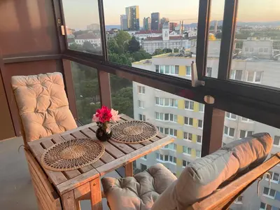 Ein Balkon oder eine Terrasse in der Unterkunft High-rise apartment with sunset