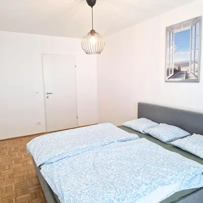 Ein Bett oder Betten in einem Zimmer der Unterkunft High-rise apartment with sunset