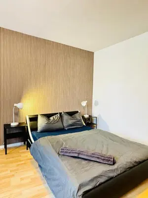 Ein Bett oder Betten in einem Zimmer der Unterkunft Cozy 1BR Apartment, 15 Min from Augarten